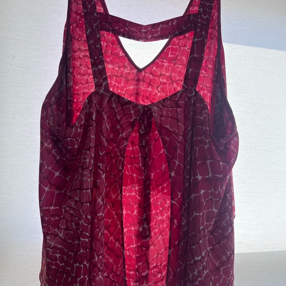 White House Black Market top.  Size XL.  100% polyester. - Picture 3 of 6